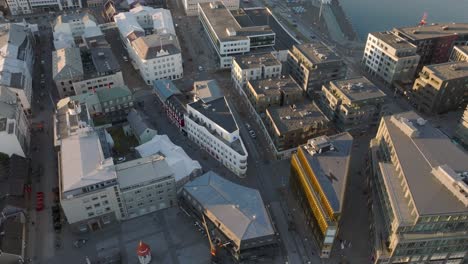 Centro-Urbano-De-Reykjavik-Con-Edificios-Modernos,-Aéreo.