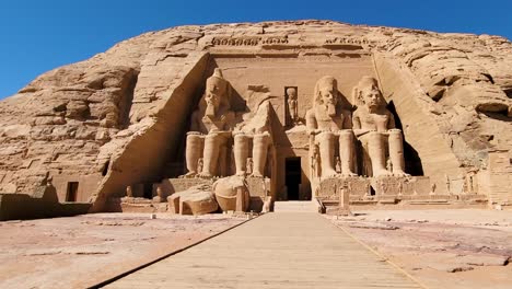 Observar-El-Templo-De-Abu-Simbel-En-Asuán,-Egipto,-Tiene-Grandeza-Y-Significado-Histórico,-Y-Evoca-Una-Sensación-De-Asombro-Y-Admiración-Por-La-Civilización-Antigua.