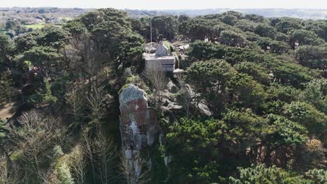 Vuelo-Sobre-Antiguas-Fortificaciones-Alemanas-Rodeadas-De-Bosques-Y-Tomadas-Por-La-Naturaleza-En-Las-Islas-Del-Canal-De-Guernsey-En-Un-Día-Brillante