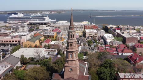 Toma-Aérea-Panorámica-De-Paralaje-De-La-Aguja-En-La-Cima-De-La-Iglesia-De-San-Felipe-En-Charleston,-Carolina-Del-Sur