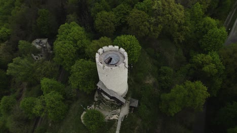 Vista-Inclinada-Del-Dolley-Con-Drones-Desde-El-Mirador-De-La-Histórica-Torre-Del-Castillo-De-Kazimierz-Dolny