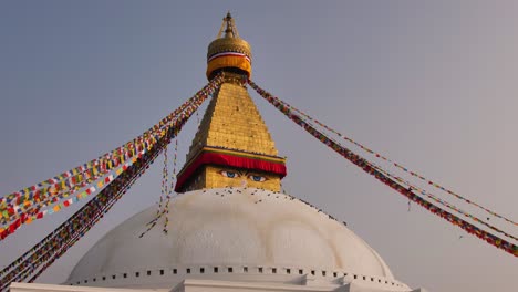 Niedrige-Weitwinkelaufnahme-Des-Zentralen-Stupa,-Boudhanath-Tempel,-Kathmandu,-Nepal