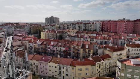 Disparo-De-Un-Dron-Volando-Sobre-Los-Tejados-De-Lisboa