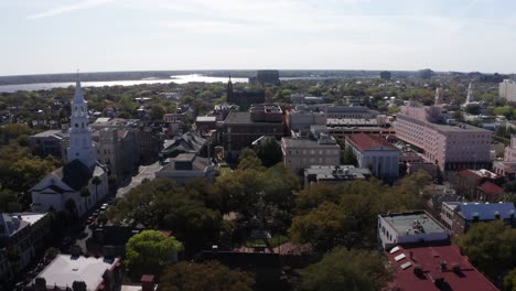 Aerial-low-push-in-shot-of-Washington-Square-in-the-historic-French-Quarter-of-Charleston,-South-Carolina