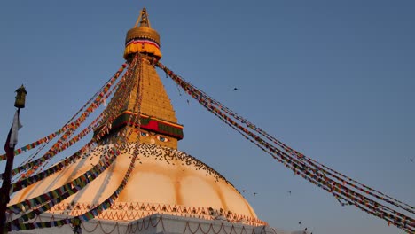 Weite,-Niedrige-Aufnahme-Der-Zentralen-Stupa-Bei-Sonnenuntergang,-Bodnath-Tempel,-Kathmandu,-Nepal