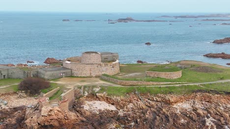 Toma-Aérea-Circular-De-Fort-Houmet-Guernsey,-Islas-Del-Canal