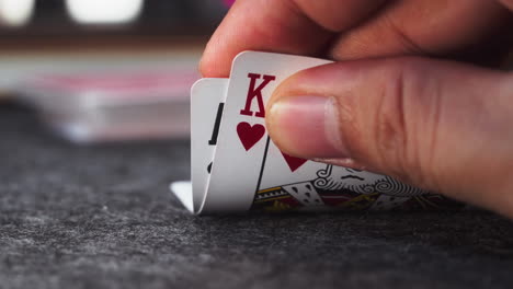 Nahaufnahme-Einer-Gewinnkombination-Beim-Blackjack-In-Der-Hand