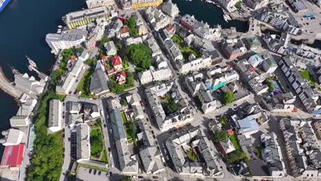 Alesund,-Noruega,-Vista-Aérea-De-Pájaro-Del-Centro-De-La-Ciudad-Y-De-Los-Edificios-Frente-Al-Mar,-Drone-De-Alto-ángulo-Disparado-A-60-Fps