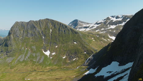 Paisaje-Montañoso-Noruego,-Caídas-De-Ríos-Y-Nieve