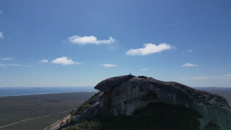 Menschen-Auf-Dem-Gipfel-Des-Berges-Genießen-Die-Atemberaubende-Landschaft-Und-Das-Meer-Australiens-Im-Sonnenlicht