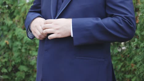 Bräutigam-Knöpft-Anzug-Vor-Der-Hochzeit