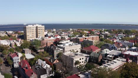 Amplia-Toma-Aérea-Del-Histórico-Barrio-Francés-De-Charleston,-Carolina-Del-Sur.