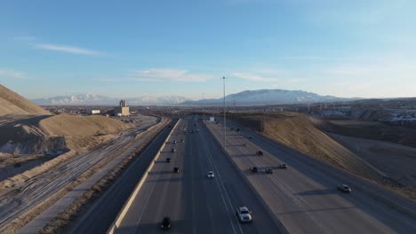 Capturando-El-Tráfico-Sobre-La-Autopista-Interestatal-15-En-Draper-Utah---Toma-Aérea