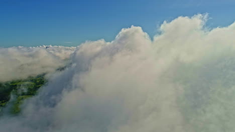 Nahaufnahmeflug-Durch-Flauschige-Wolken,-Die-Die-Ländliche-Landschaft-Bedecken