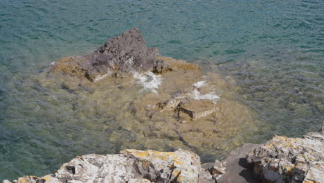 Olas-Claras-Bañando-La-Costa-Rocosa