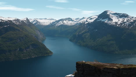 Vista-Desde-Sætrenibba,-Donde-Se-Puede-Ver-El-Paisaje-De-Un-Fiordo-Noruego-En-La-Cima-De-Una-Montaña-En-Verano