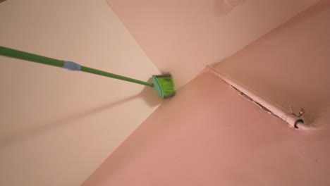 POV-Aufnahme-Einer-Reinigungsbürste,-Die-Das-Dach-Eines-Indischen-Haushalts-Reinigt