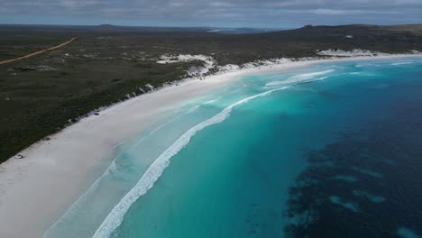 Lucky-Bay-Beach-Mit-Weißem-Sand-Und-Türkisfarbenem-Meerwasser,-Cape-Le-Grand-Nationalpark,-Westaustralien