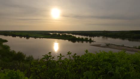 Sonnenuntergang-Spiegelt-Sich-Am-Polnischen-Naturreservoirsee-In-Der-Wasserlandschaft-Der-Wilkow-Bucht-Um-Grün-Herum,-Delta-Fluss