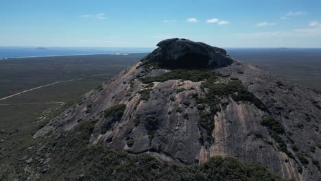 Orbit-drone-shot-of-Frenchman-Mountain-in-Cape-Le-Grand-Area,-Western-Australia