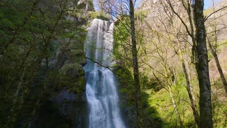 Cascada-De-Seimeira-De-Vilagocende-En-El-Río-Porteliña-En-Vilagocende,-A-Fonsagrada,-Lugo,-España