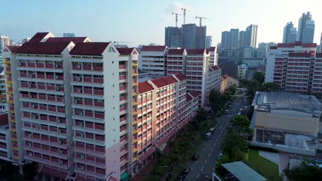 Paisaje-Aéreo-De-Drones-Del-Horizonte-De-Cbd-Con-Edificios-Torre-Bloques-De-Apartamentos-Unidades-Ciudad-En-Una-Calle-Suburbana-En-La-Ciudad-De-Singapur-Farrer-Park-Asia