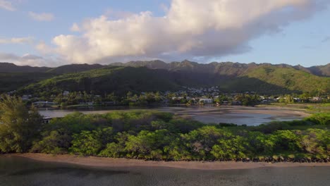 Drohnenaufnahmen-Der-Atemberaubenden-Landschaft-Entlang-Der-Küste-Der-Mamala-Bay-Auf-Der-Insel-Oahu,-Hawaii-Mit-üppig-Grünen-Bergen-Und-Sandstrand