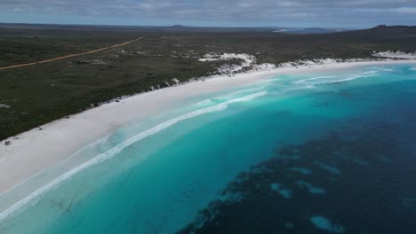Lucky-Bay-beach-with-white-sand-and-turquoise-ocean-waters,-Cape-Le-Grand-National-Park,-Western-Australia