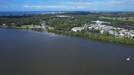 Luftaufnahme-Der-Stadt-Chinderah-Am-Tweed-River-In-Tweed-Shire,-NSW,-Australien