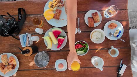 Abwechslungsreiches-Frühstück-Bestehend-Aus-Obst,-Gebäck,-Kaffee-Und-Saft