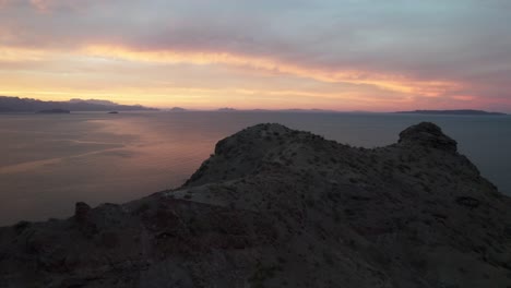 Lebendiger-Himmel-Bei-Sonnenuntergang-über-Dem-Pazifischen-Ozean-Von-Den-Rocky-Mountains-In-Baja-California