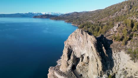 Luftaufnahme-Der-Cave-Rock-Küste,-Lake-Tahoe,-Kalifornien