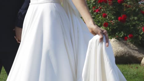 Braut-Schwingt-Ihr-Kleid,-Während-Sie-Mit-Dem-Bräutigam-Geht