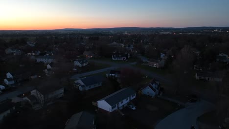 Vuelo-De-Drones-Sobre-Un-Distrito-Tranquilo-En-Una-Ciudad-Americana-Al-Atardecer-Dorado