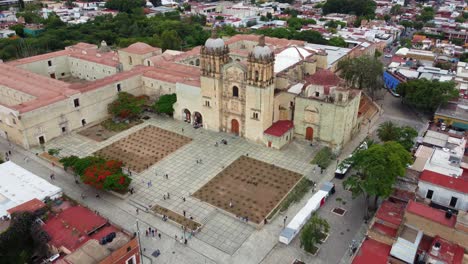 Luftaufnahmen-Der-Majestätischen-Kathedrale-Von-Santo-Domingo-De-Guzman-In-Oaxaca-De-Juarez,-Mexiko