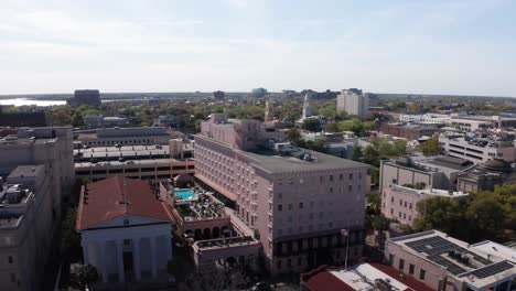 Toma-Aérea-Baja-Del-Histórico-Hotel-Mills-House-En-Charleston,-Carolina-Del-Sur