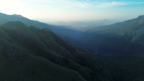 Luftbild-Drohne-Mit-Landschaftsansicht-Der-Malerischen-Bergkette-Mit-Sanften-Hügeln-Und-Sonnenaufgangsvegetation-Am-Frühen-Morgen,-Ella,-Sri-Lanka,-Asien,-Reisetourismus