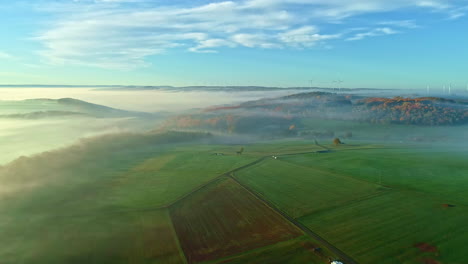 Un-Paisaje-Mágico-Con-Prados-Verdes,-Colinas-Y-Molinos-De-Viento-Al-Fondo