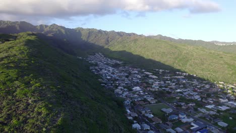 Imágenes-Aéreas-Panorámicas-Hacia-La-Derecha-Para-Mostrar-Una-Comunidad-Costera-En-Honolulu,-Hawaii,-Ubicada-Entre-Las-Montañas-Y-El-Océano-Pacífico.