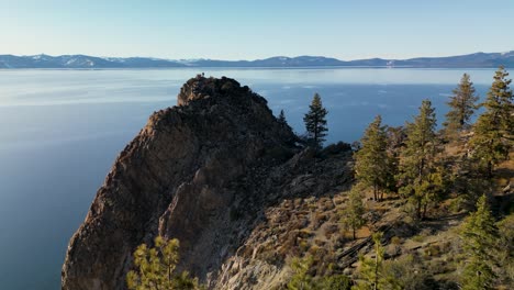 Luftaufnahme-Des-Cave-Rock-Sillhousette-Am-Lake-Tahoe,-Kalifornien