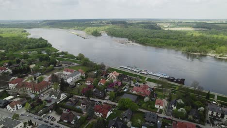 Moderner-Tourismus-Anlegesteg-Im-Fluss-Wisla-In-Polen-An-Einem-Teilweise-Bewölkten-Tag