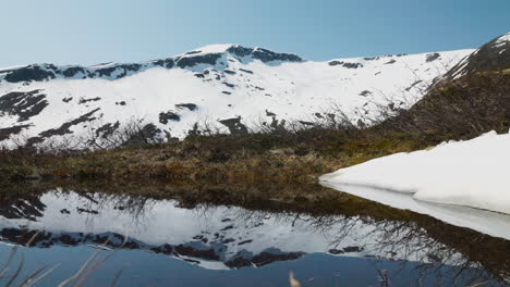 Agua-Que-Refleja-Montañas-Nevadas-En-El-Paisaje-Noruego