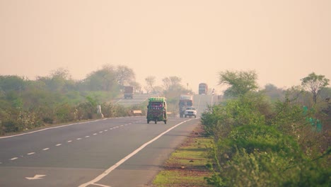 Un-Tempo-Rikshaw-Y-Automóviles-Que-Circulan-Por-Una-Carretera-Nacional-En-La-India-Central