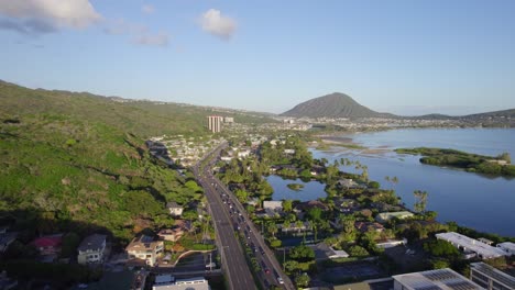 Luftaufnahmen-Einer-Fahrt-Auf-Dem-Highway-H1-In-Honolulu,-Hawaii-Auf-Der-Insel-Oahu-Mit-Mamala-Bay-Auf-Der-Rechten-Seite-An-Einem-Sonnigen-Nachmittag
