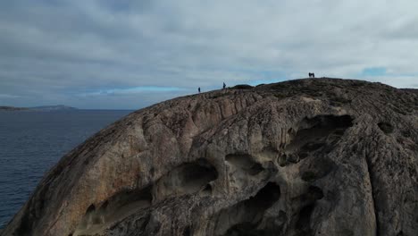 Menschen-Auf-Hohen-Felsklippen,-Küste-Von-Cape-Le-Grand,-Westaustralien