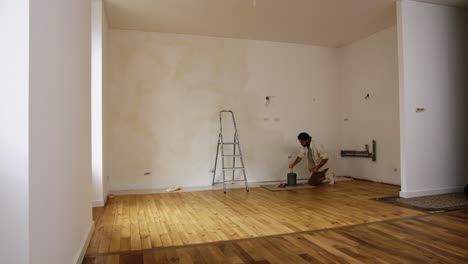 Un-Hombre-Pintando-Con-Pintura-A-La-Cal-Dentro-De-Una-Habitación-Vacía.