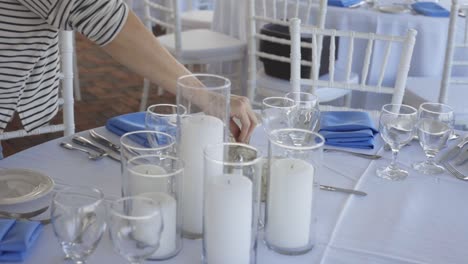 Una-Mujer-Prepara-Una-Mesa-En-Una-Elegante-Recepción-De-Boda