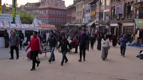 Vom-Erdgeschoss-Aus-Hat-Man-Einen-Weiten-Blick-Auf-Die-Menschen,-Die-Um-Den-äußeren-Teil-Des-Bodnath-Tempels-In-Kathmandu,-Nepal-Herumlaufen