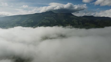 Vista-Aérea-Del-Volcán-Rumiñahui-A-Través-De-Espesas-Nubes-Blancas.