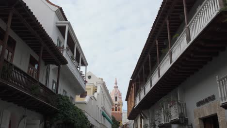 Kathedrale-Von-Santa-Catalina-De-Alejandria,-Eingerahmt-Zwischen-Kolonialgebäuden-In-Cartagena,-Kolumbien